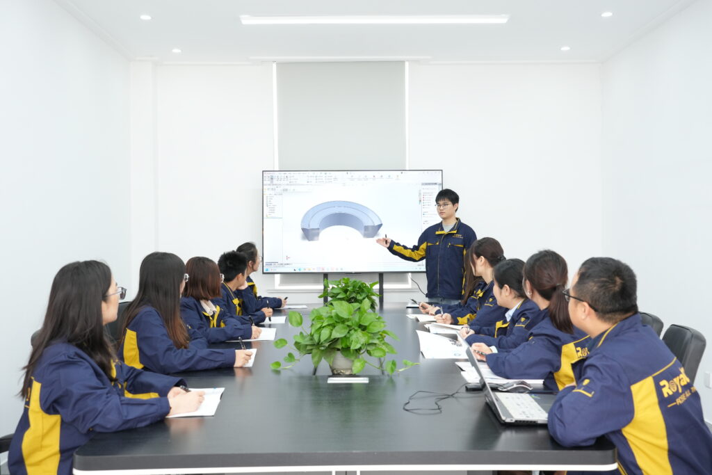 若薇团队在会议室交流。