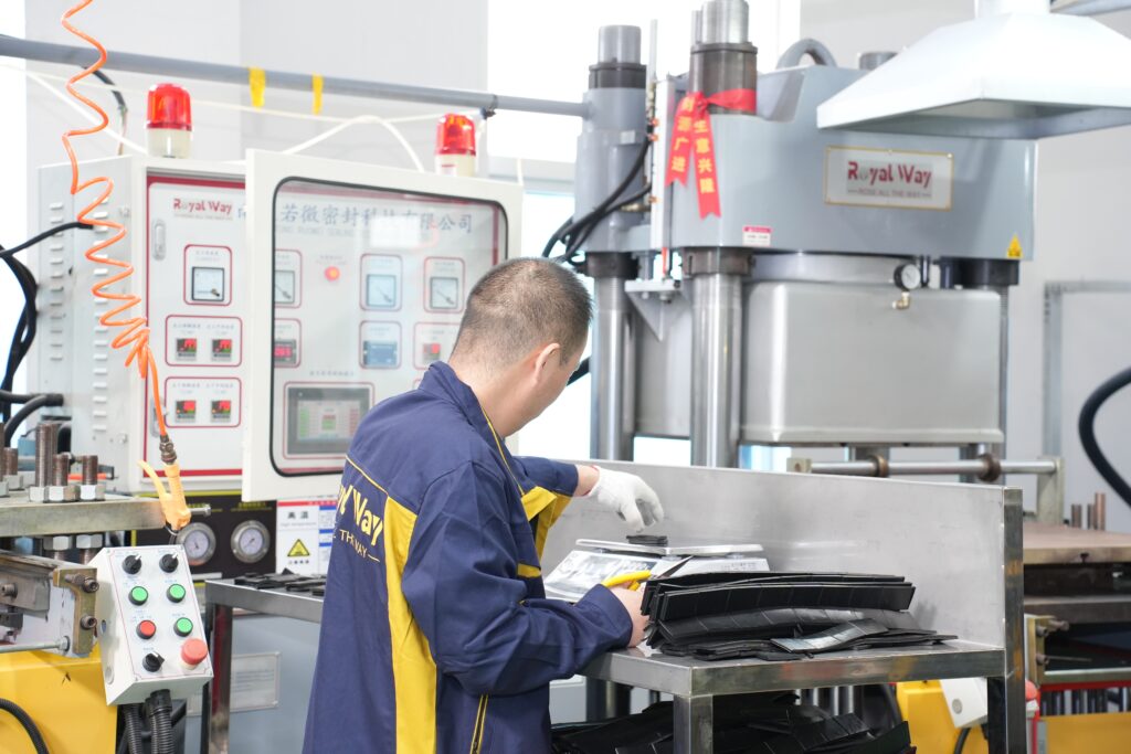 若薇员工操作橡胶成型设备